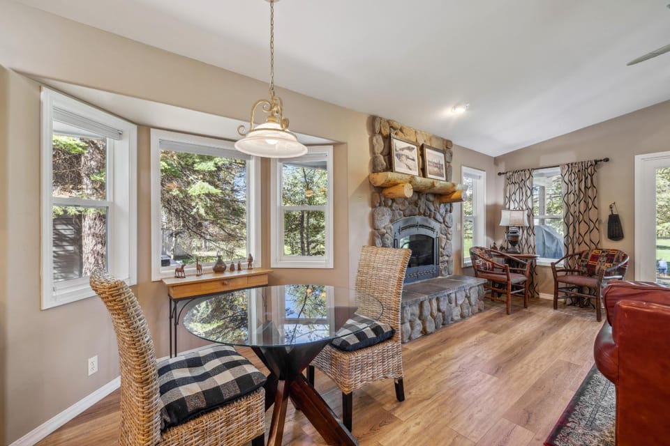 New! Fairway to Heaven - Golf Course - Deck - Fireplace - Garage House in McCall