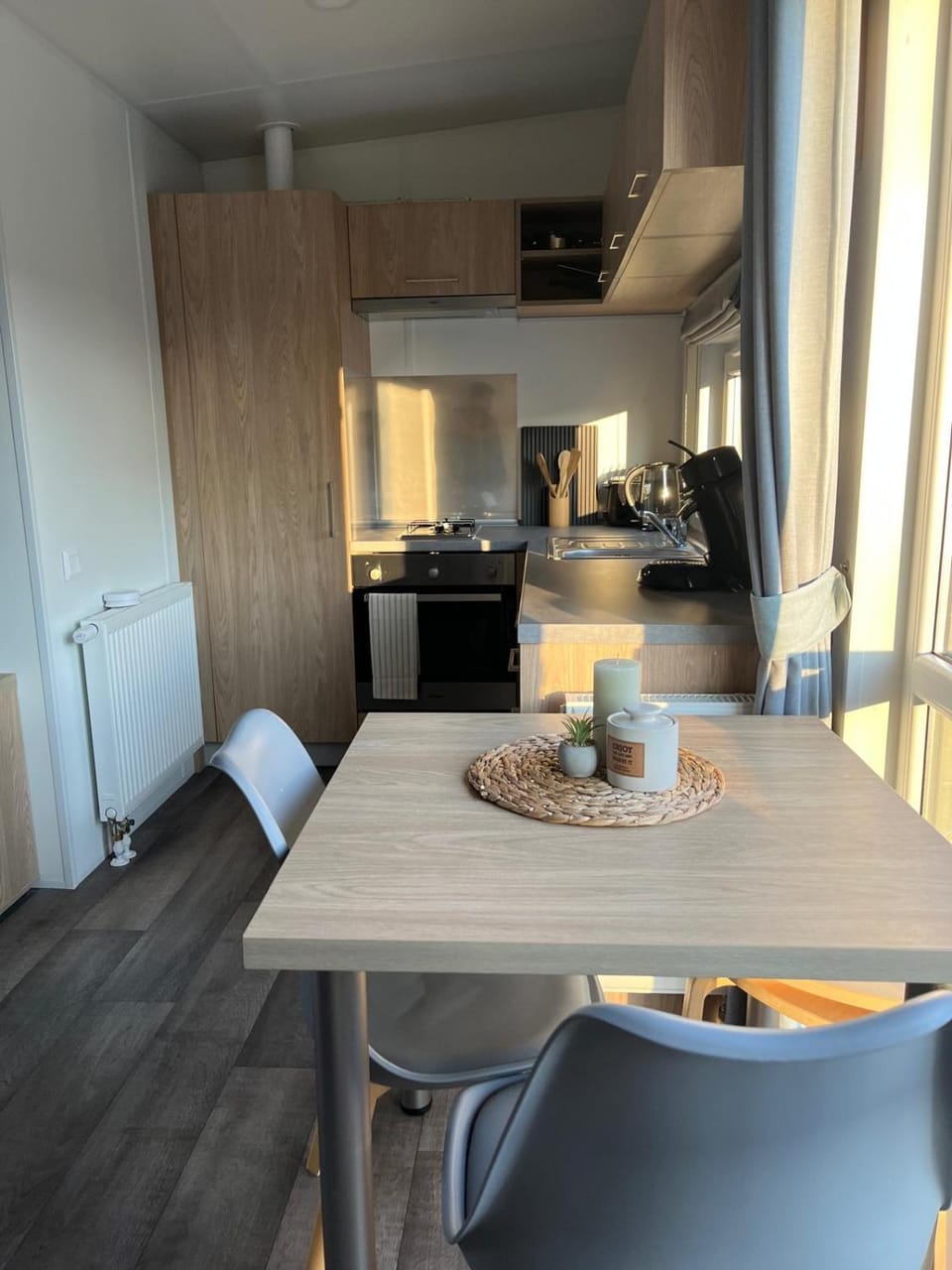 Kitchen or kitchenette, Dining area