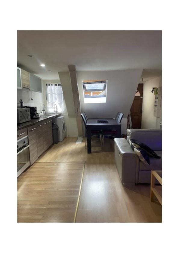 Kitchen or kitchenette, Dining area, stove