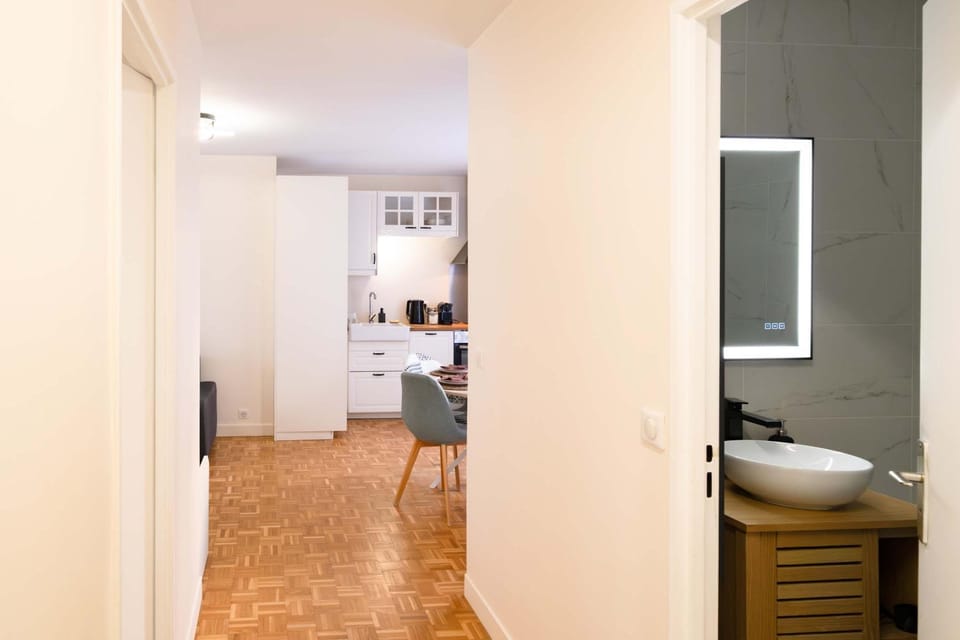 Modern Flat with Balcony Opera & Saint-Lazare Apartment in Paris