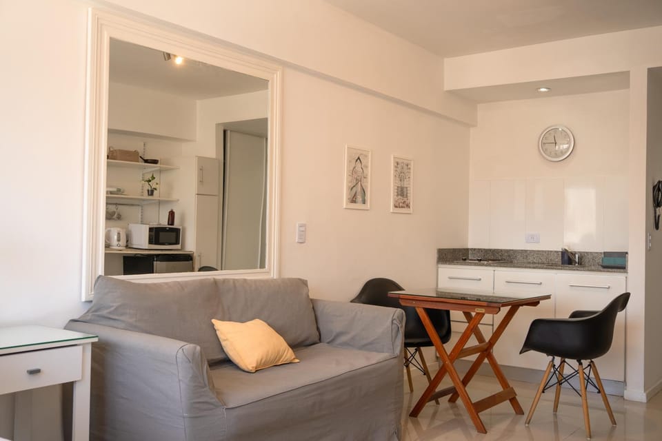 Kitchen or kitchenette, Living room, Seating area, Dining area, minibar