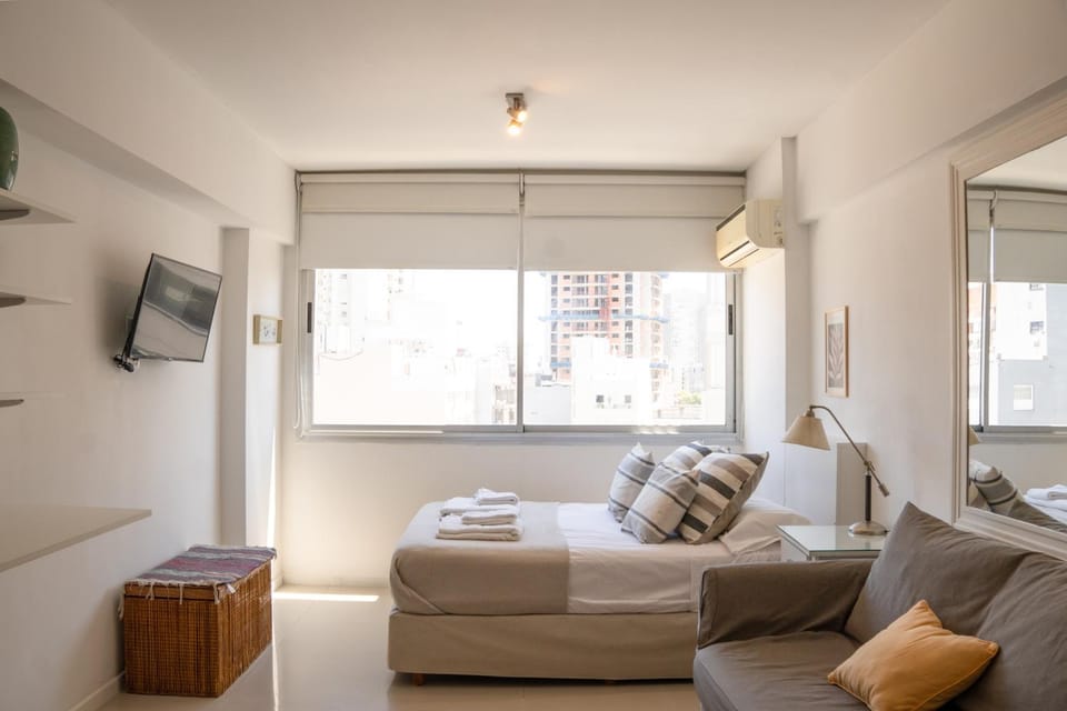 Bed, TV and multimedia, Living room, Photo of the whole room, Seating area, Bedroom, towels
