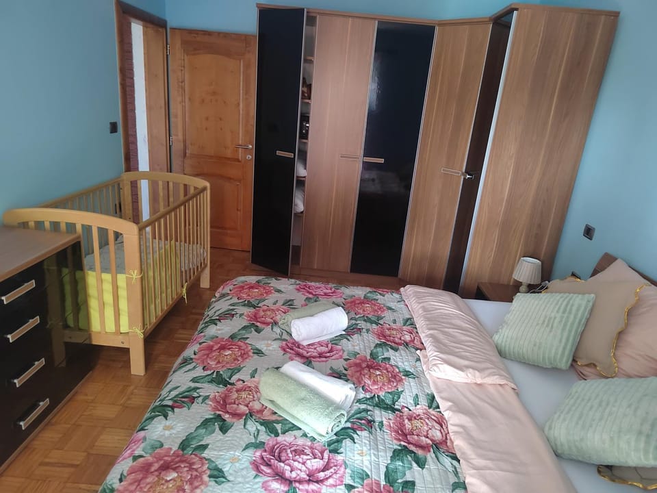 Bed, cot, towels, towels, wardrobe