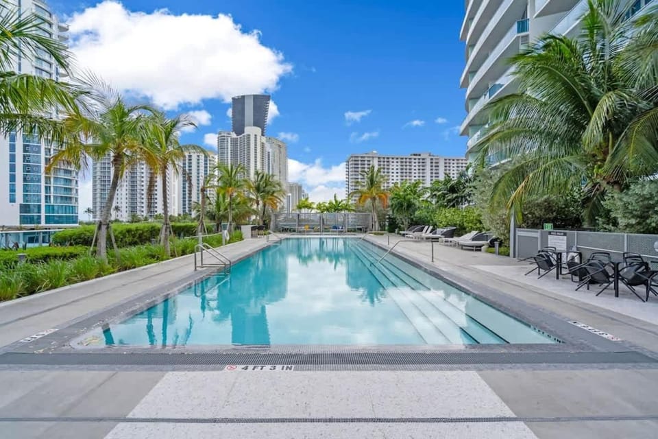 Chic OceanView 2 Bedroom with Free Parking Pool Jacuzzi Apartment in Sunny Isles Beach