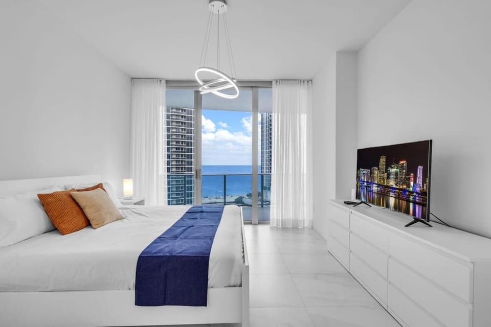 Chic OceanView 2 Bedroom with Free Parking Pool Jacuzzi Apartment in Sunny Isles Beach