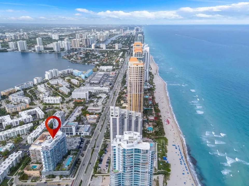Chic OceanView 2 Bedroom with Free Parking Pool Jacuzzi Apartment in Sunny Isles Beach