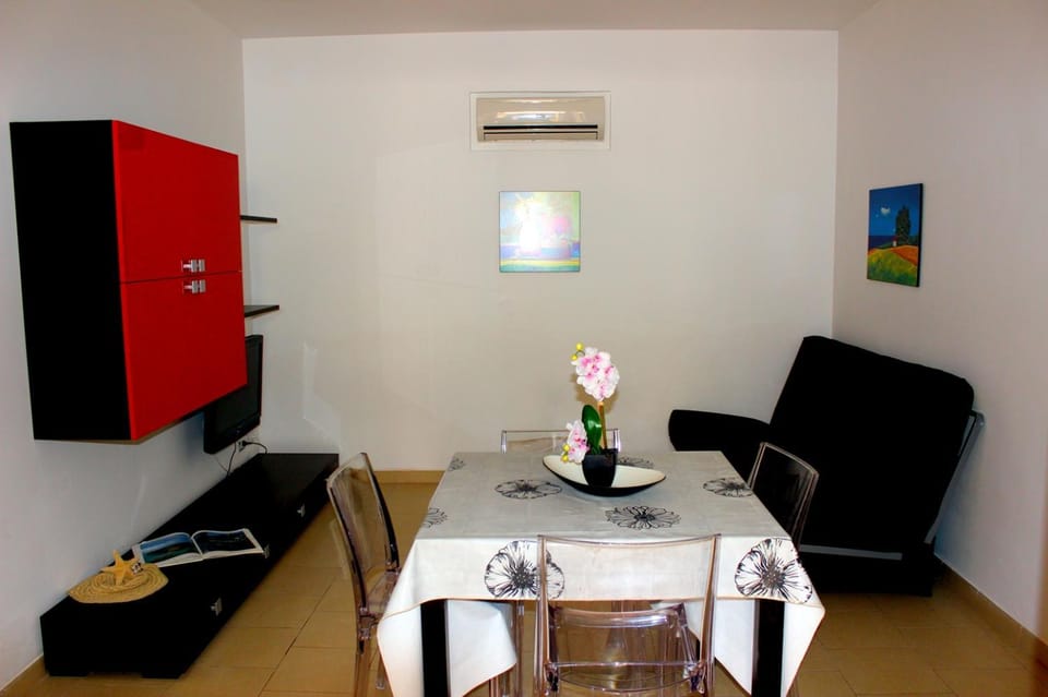 TV and multimedia, Living room, Seating area, Dining area, air conditioner
