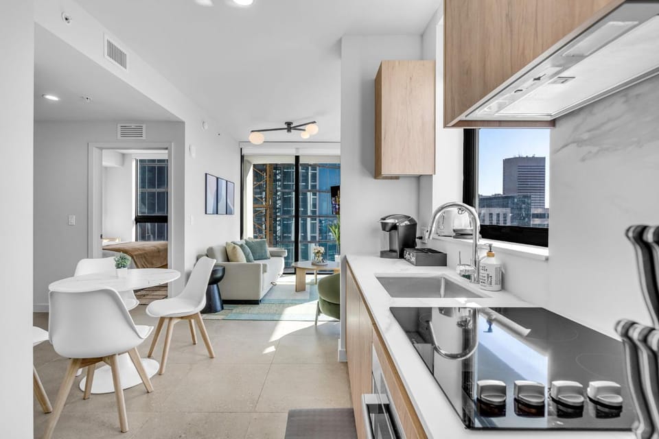 Corner Chic 2 Bedroom Downtown with Rooftop Pool & Views House in Miami