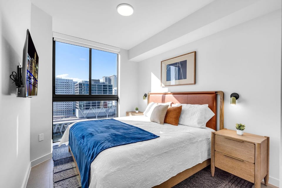 Corner Chic 2 Bedroom Downtown with Rooftop Pool & Views House in Miami