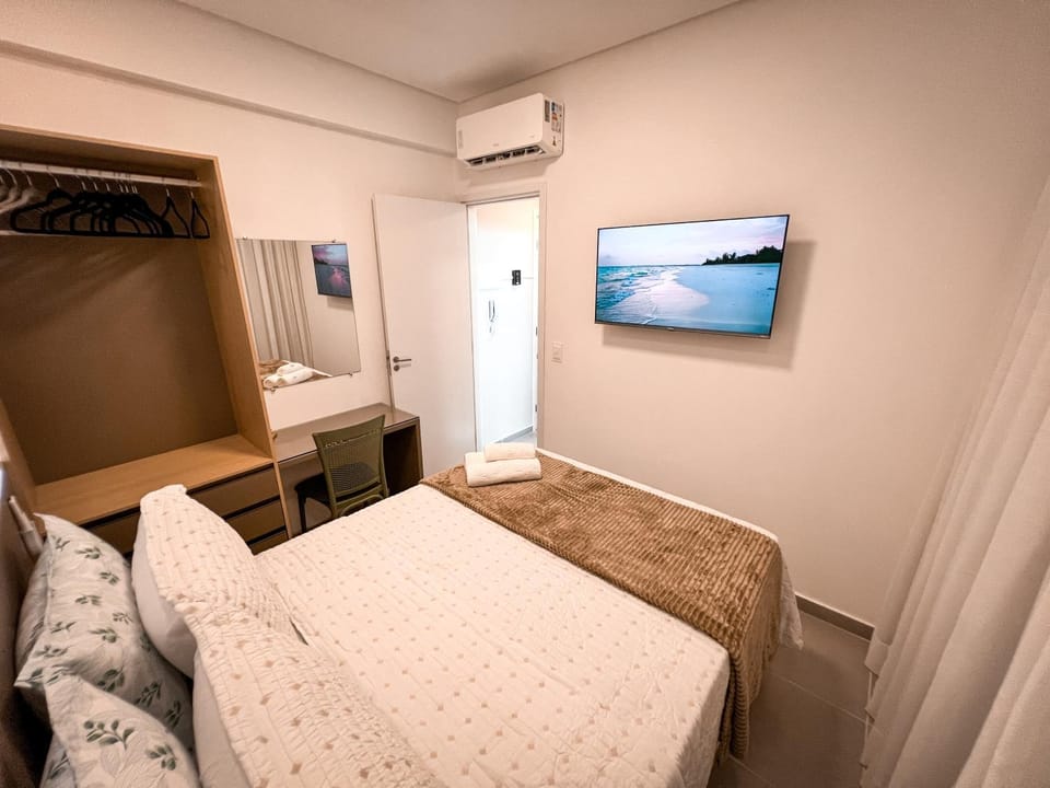 Bed, TV and multimedia, Photo of the whole room, Bedroom, wardrobe, air conditioner