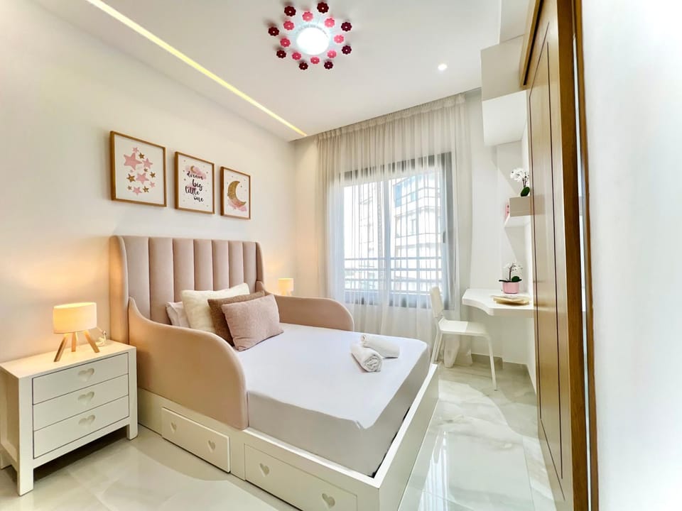Bed, Photo of the whole room, Seating area, Bedroom