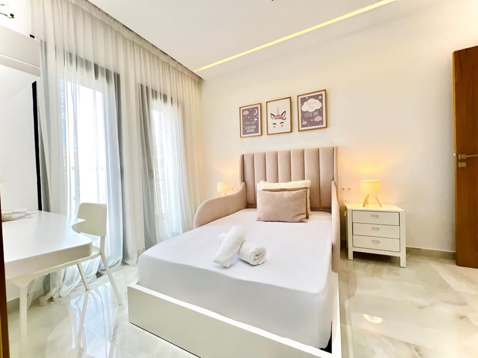Bed, Photo of the whole room, Bedroom, towels