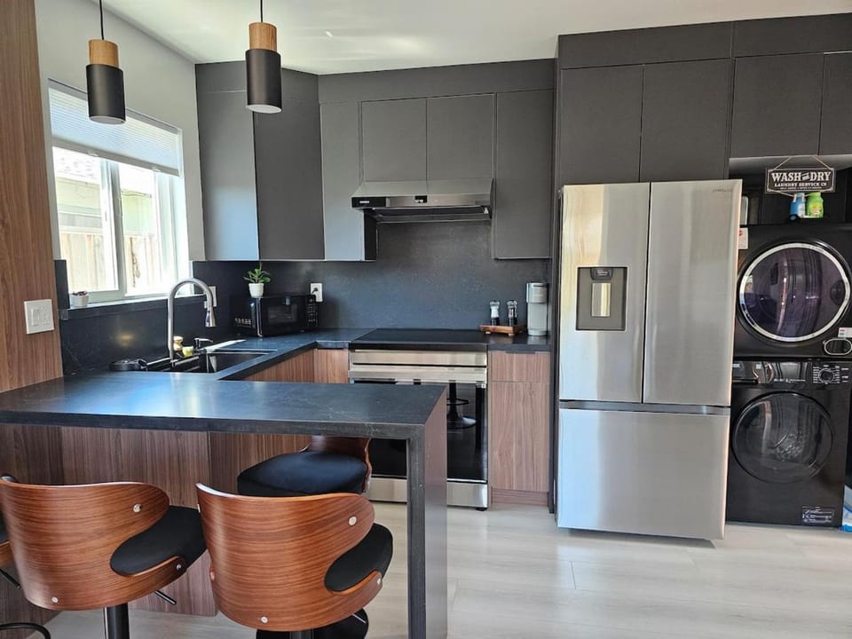 Kitchen or kitchenette, Dining area, oven, stove