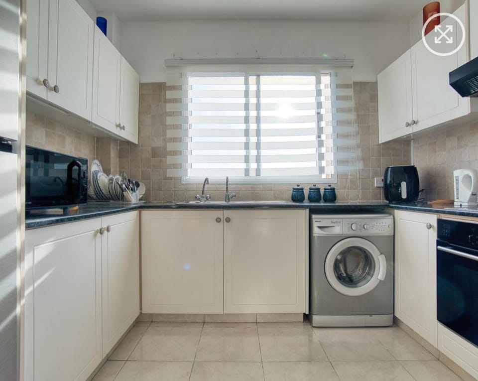 Newly Renovated Light House Beach 8 min Apartment in Paphos