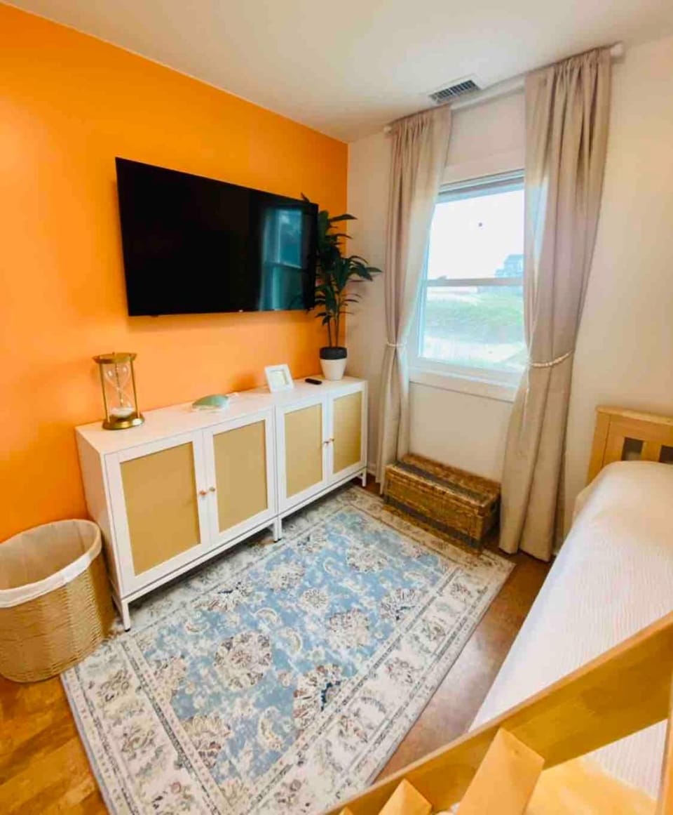 Bed, TV and multimedia, Bedroom