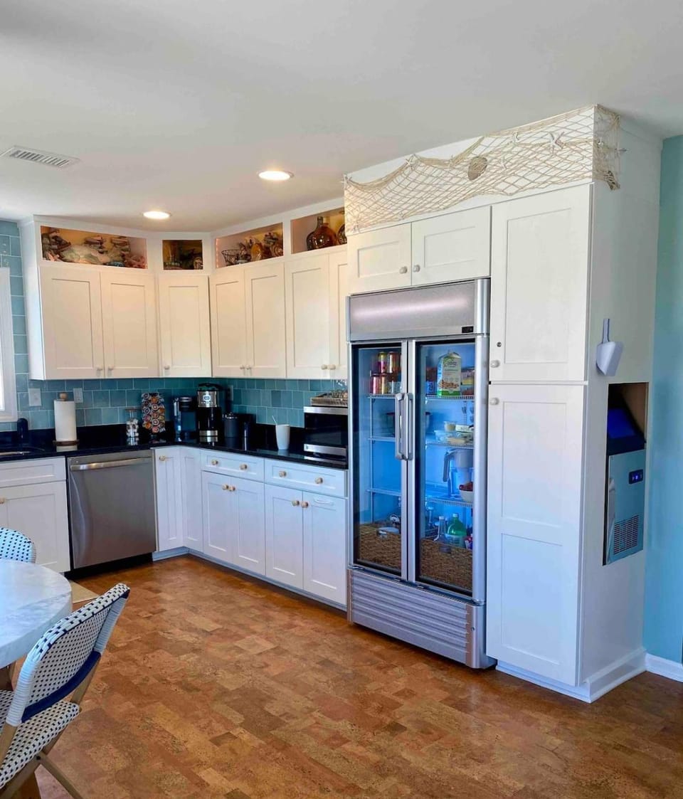 Kitchen or kitchenette, dishwasher