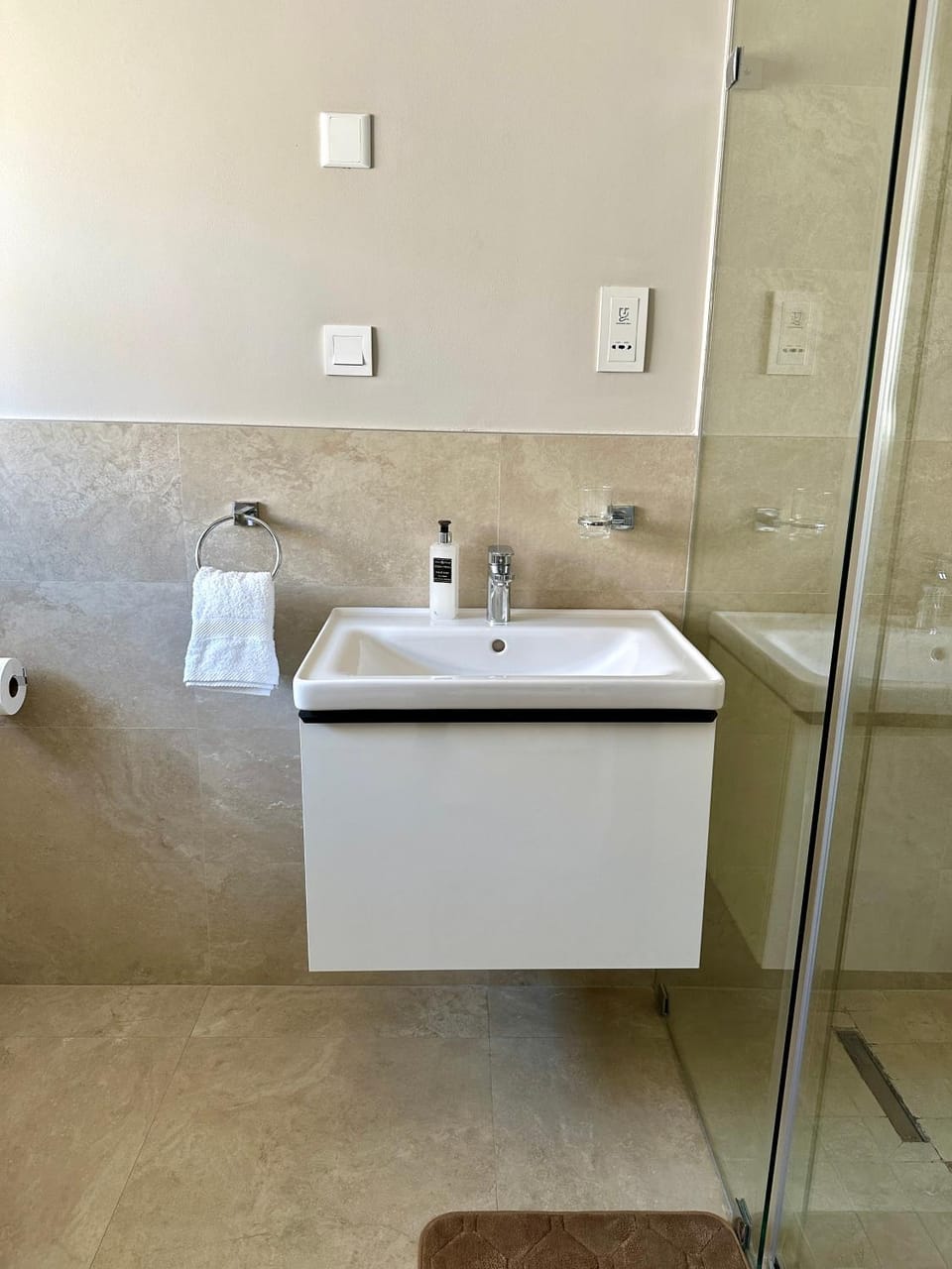 Vainona 3-BedI 3 Bath Family Home - Sleeps 6 Apartment in Harare