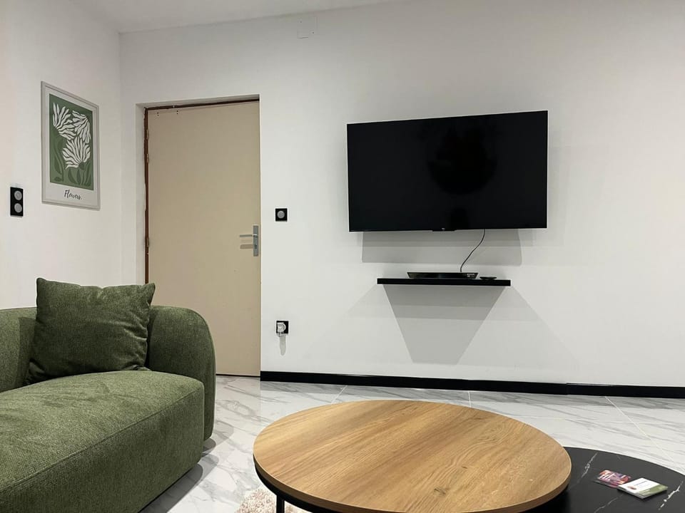 Communal lounge/ TV room, TV and multimedia, Internal: Not applicable to any particular room