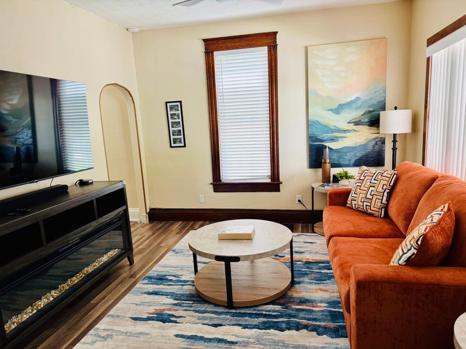 Communal lounge/ TV room, TV and multimedia, Living room, Seating area, Evening entertainment