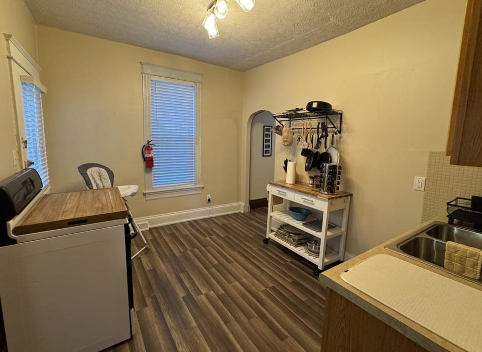 Coffee/tea facilities, Kitchen or kitchenette, oven, stove, toaster