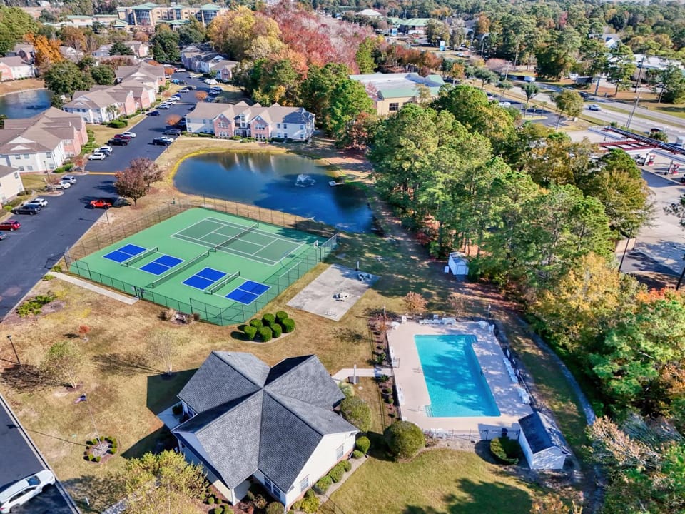 Coastal Comfort with Golf Pool Pickle Ball Tennis Courts House in Murrells Inlet