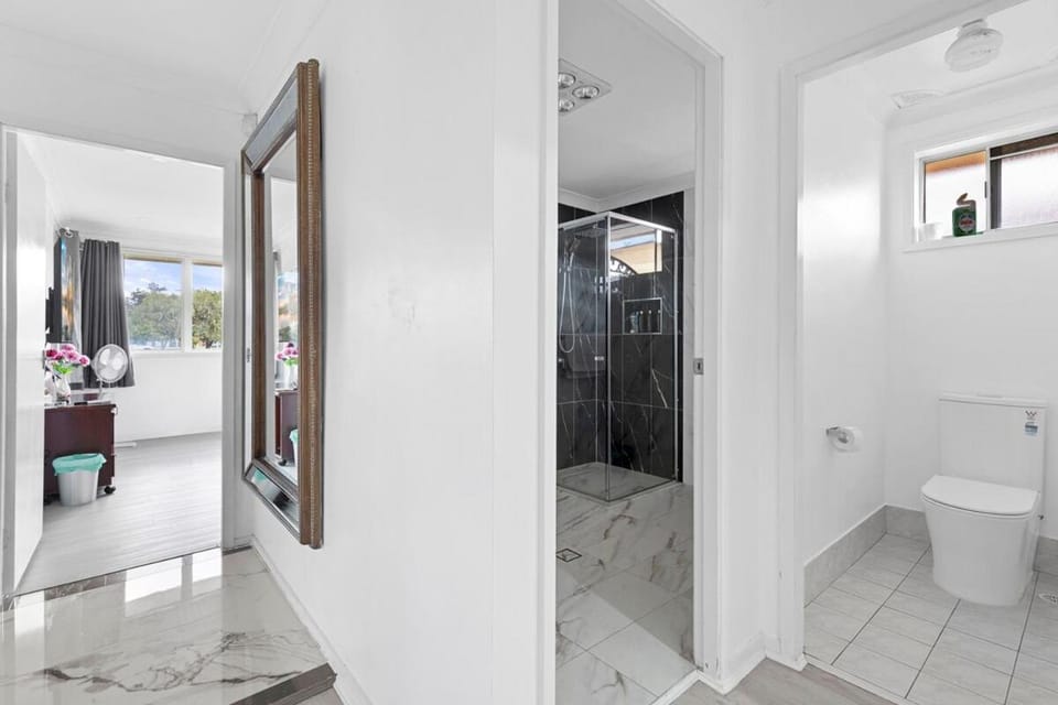 Contractors Welcome Spacious 4BR Free Parking House in Sydney
