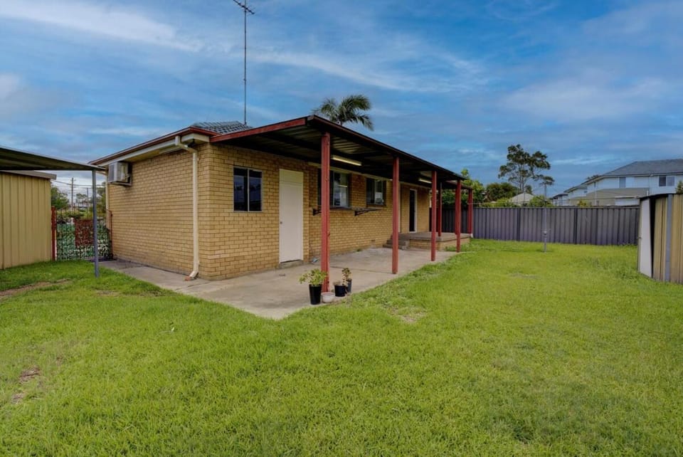 Contractors Welcome Spacious 4BR Free Parking House in Sydney