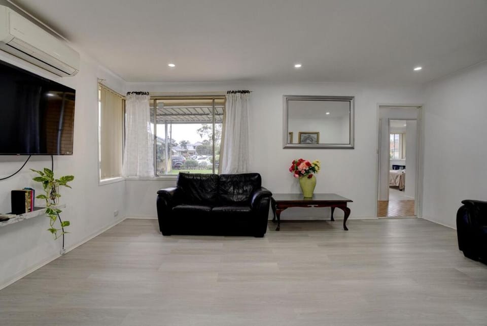 Contractors Welcome Spacious 4BR Free Parking House in Sydney
