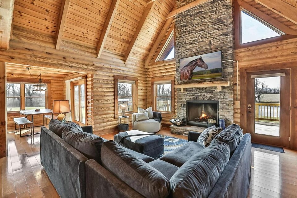 Rec Farm-Log Cabin on Farm, Lake, Hot Tub,Arcade, Pickleball Cabin in Indiana