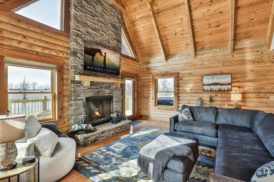 Rec Farm-Log Cabin on Farm, Lake, Hot Tub,Arcade, Pickleball Cabin in Indiana
