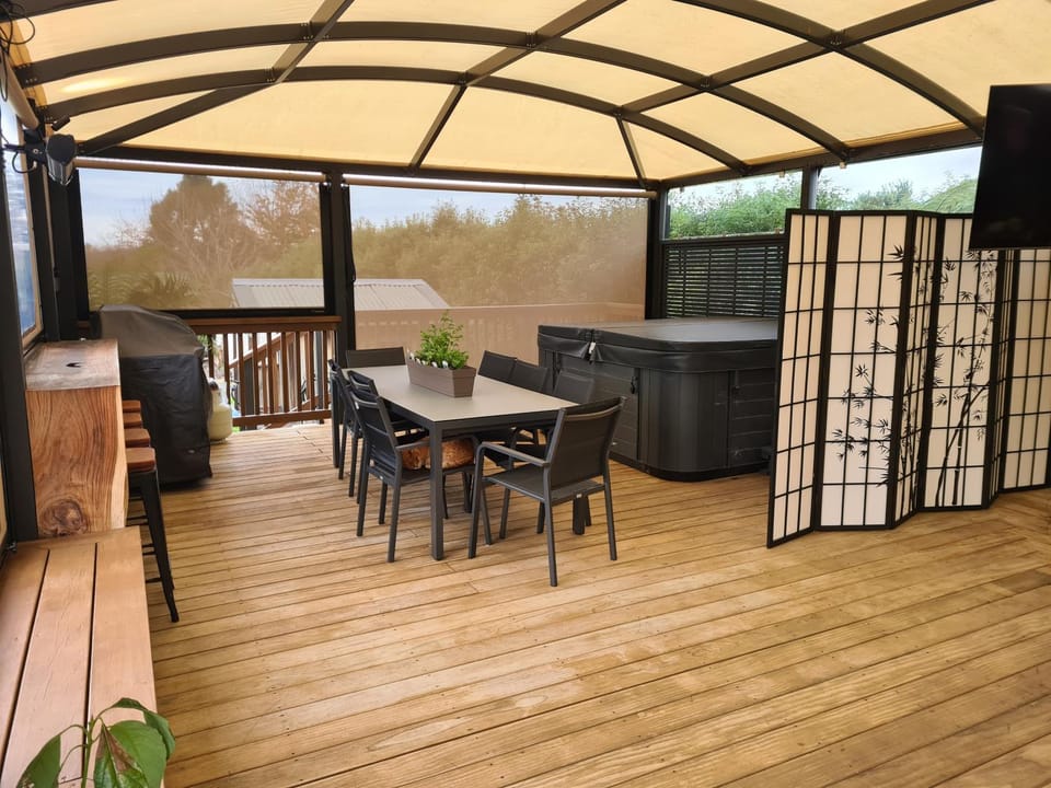 Patio, BBQ facilities, Hot Tub, Balcony/Terrace, Balcony/Terrace