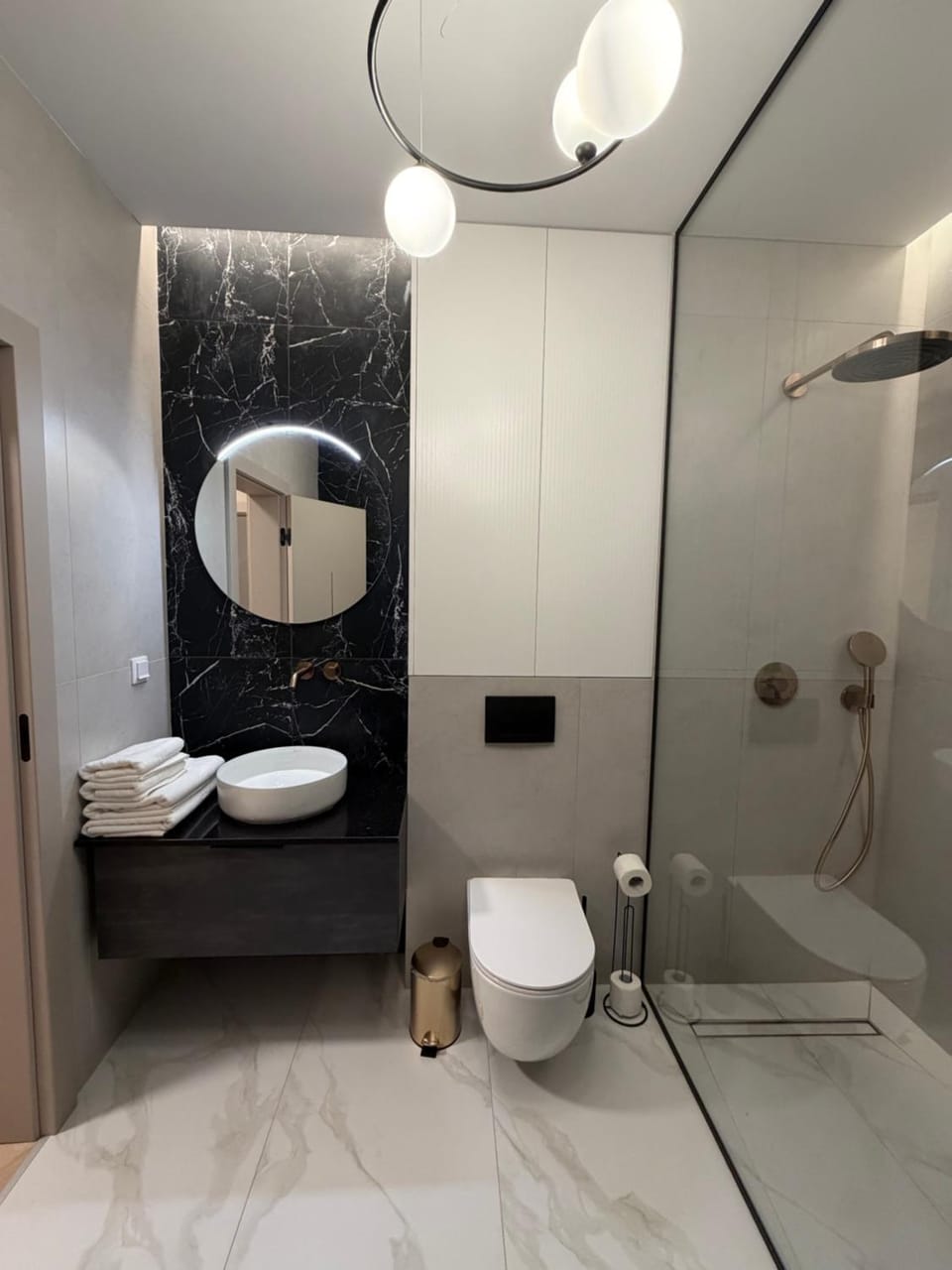 Shower, Toilet, Bathroom, towels