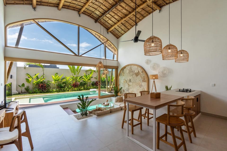 Dining area, Pool view