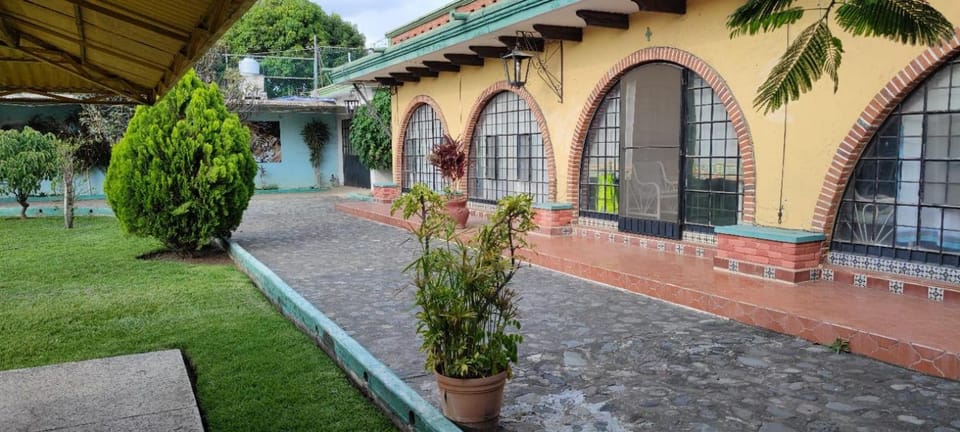 Alberca y jardín Palmeras House in Cuautla