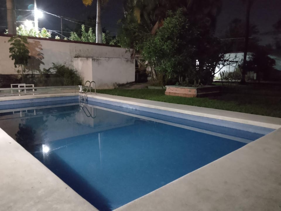 Alberca y jardín Palmeras House in Cuautla