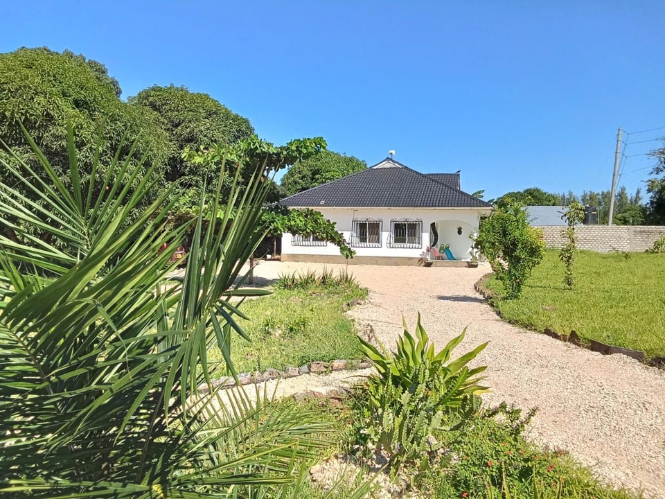 Facade/entrance, Natural landscape, Garden, Garden view