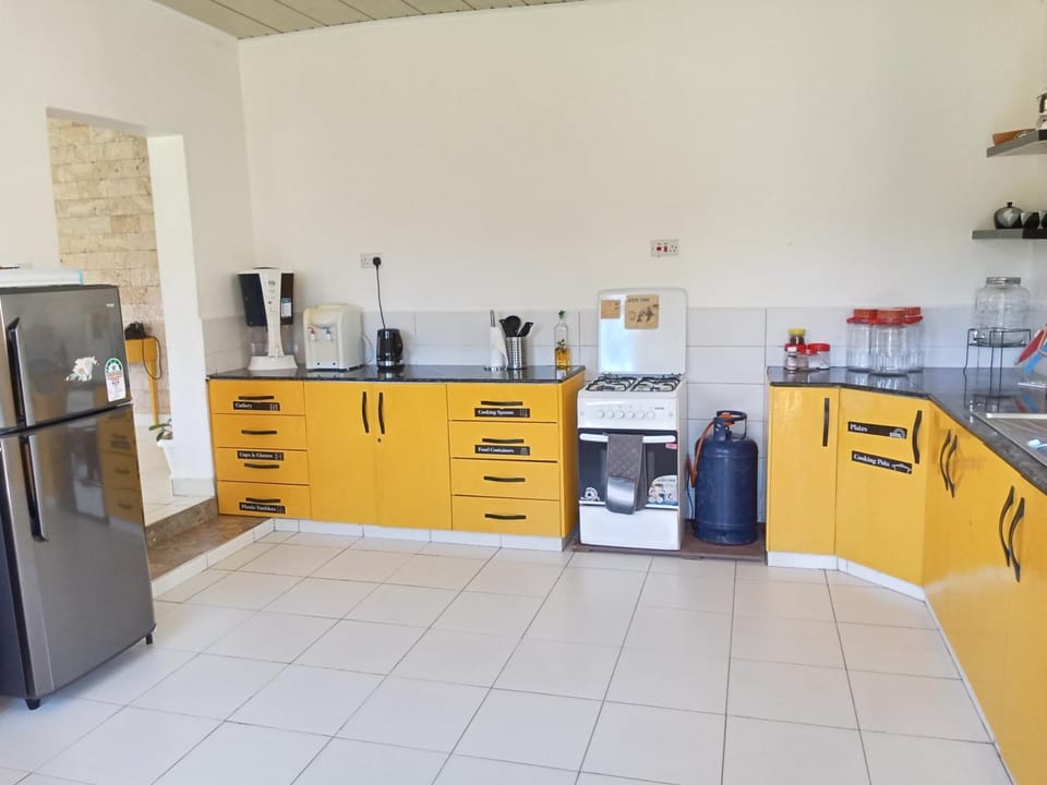 Coffee/tea facilities, oven, stove, kitchen
