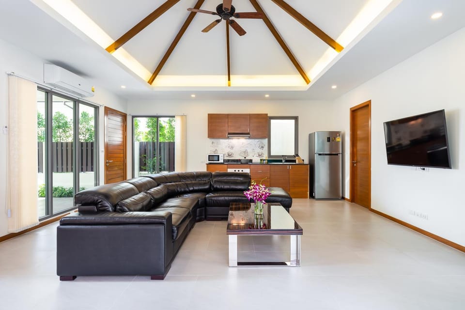 TV and multimedia, Kitchen or kitchenette, Living room, Seating area