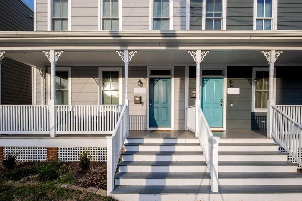 Property building, Facade/entrance, Day