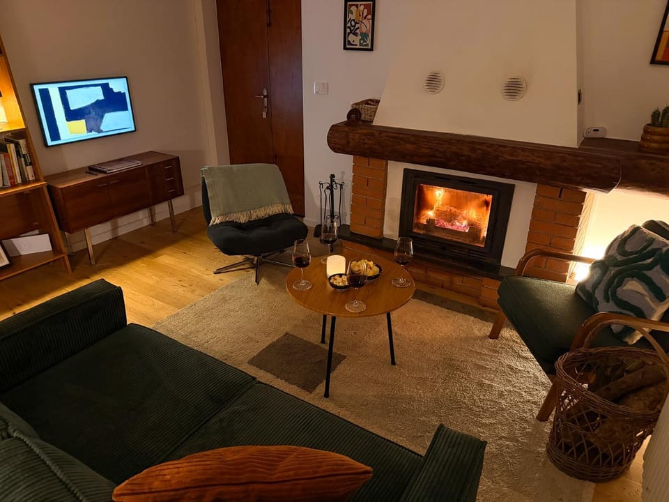 Communal lounge/ TV room, TV and multimedia, Living room, Seating area, Evening entertainment, fireplace, fireplace