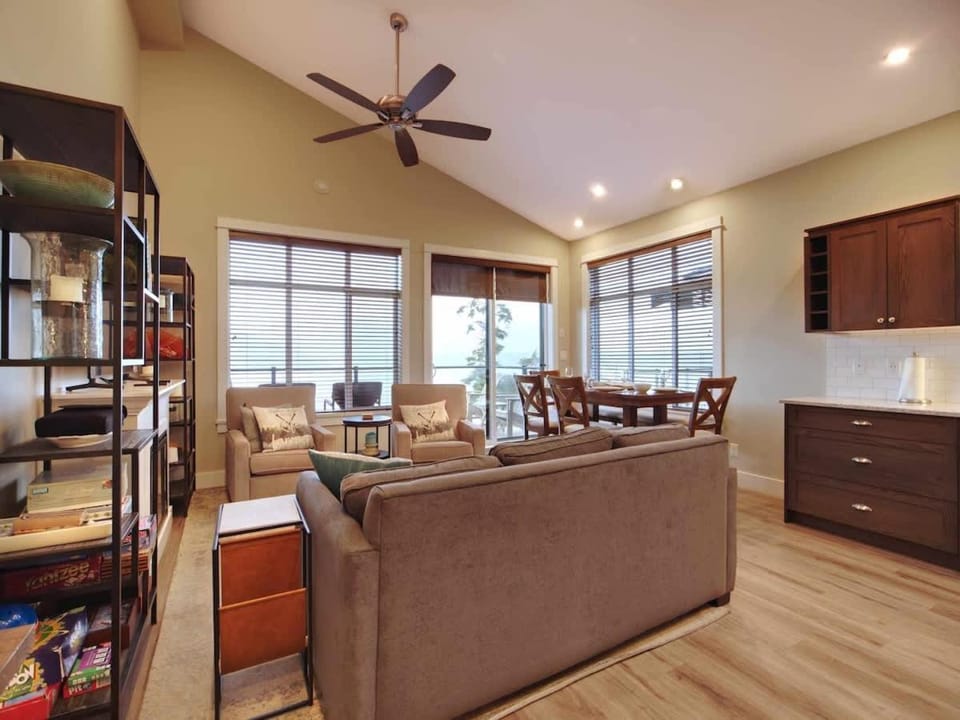Amazing Marina & Oceanfront View - Pet Friendly - Sleeps 6 House in Cowichan Valley