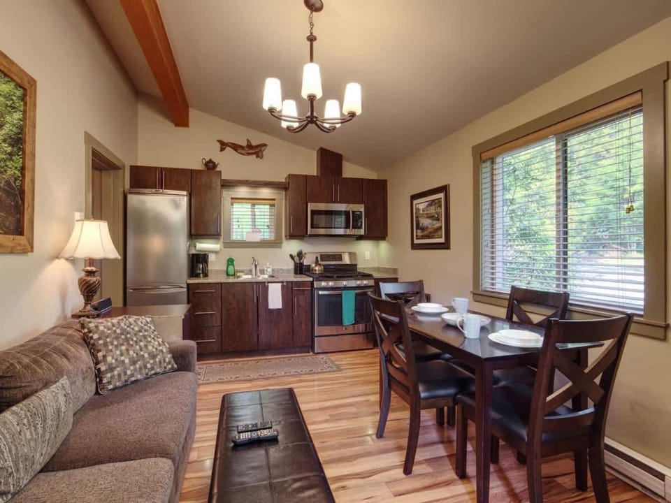 Hot Tub - Pet Friendly - Cozy Escape with Fire Pit House in Cowichan Valley
