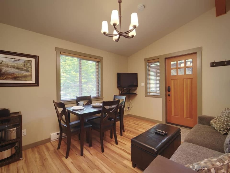 Hot Tub - Pet Friendly - Cozy Escape with Fire Pit House in Cowichan Valley