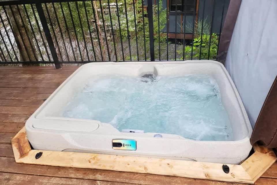 Hot Tub - Pet Friendly - Cozy Escape with Fire Pit House in Cowichan Valley