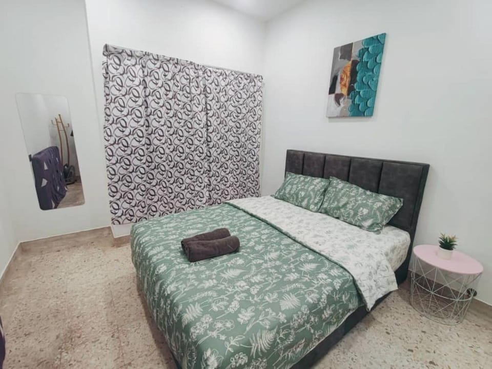 Property building, Bed, Photo of the whole room, towels, wardrobe