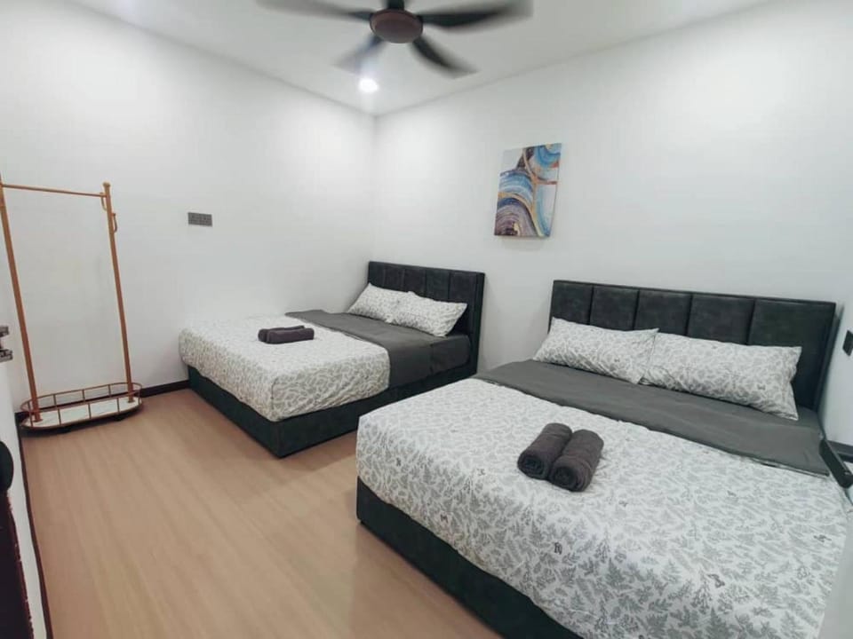 Bed, Photo of the whole room, Decorative detail, Bedroom, towels, wardrobe