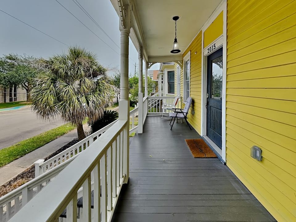 Property building, Patio, Facade/entrance, Neighbourhood, Balcony/Terrace, Seating area