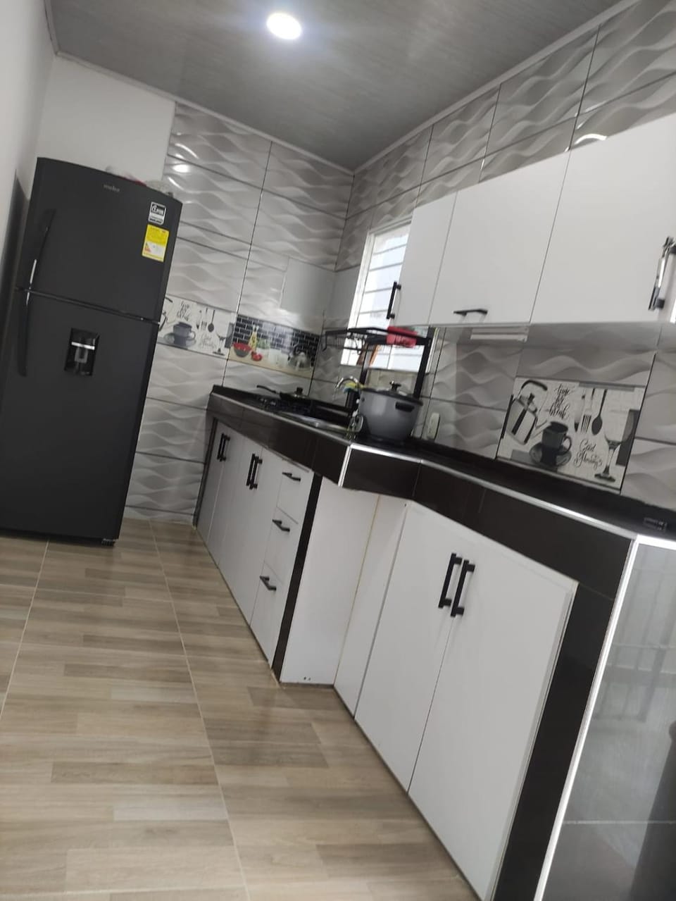 Kitchen or kitchenette, dishwasher, stove