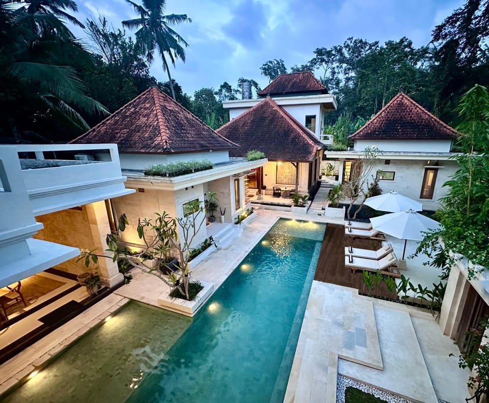 Pool view, Swimming pool, sunbed