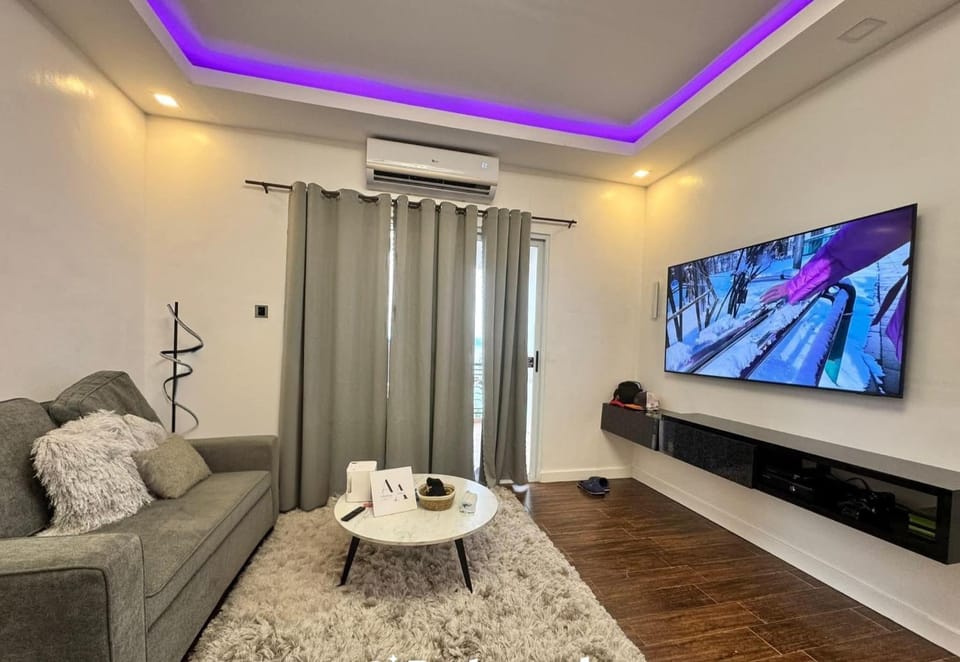TV and multimedia, Living room, Seating area, Evening entertainment, air conditioner